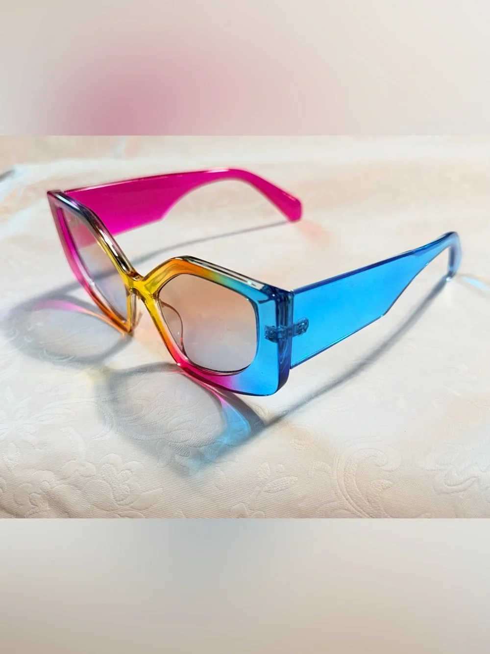 Unbranded pairs sunglasses
